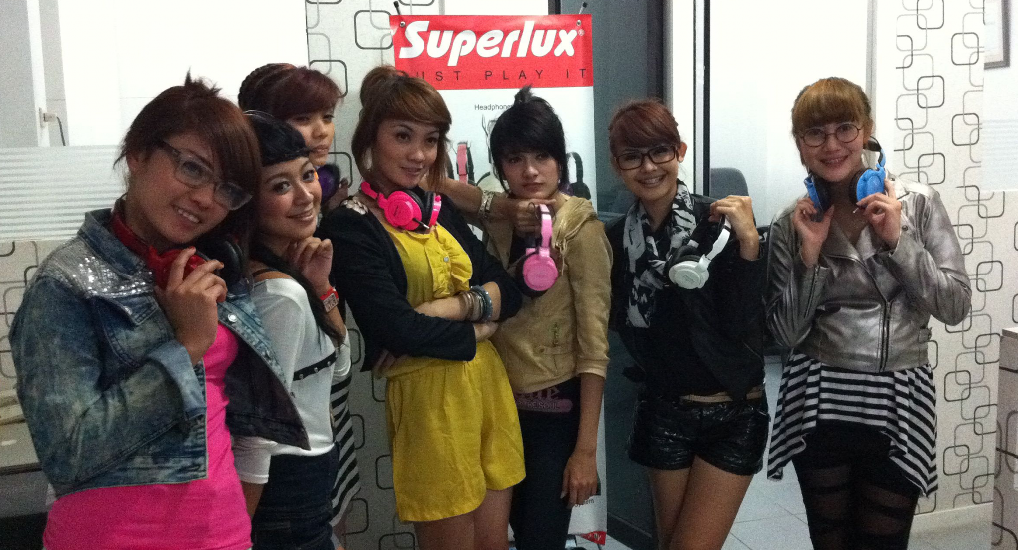 Trupa Super Girlies si castile Superlux